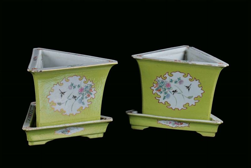 Pair of Famille Rose porcelain triangular cachepots and under-plates, China, Qing Dynasty, Guangxu Period  (1875-1908) decoration with small birds on flower branches within reserves on green background, marked, h cm 19  - Auction Fine Chinese Works of Art - Cambi Casa d'Aste