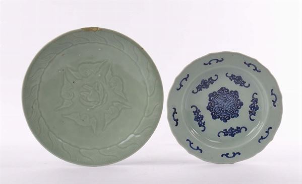 Piatto in porcellana celadon e altro piatto a fondo azzurro, Cina