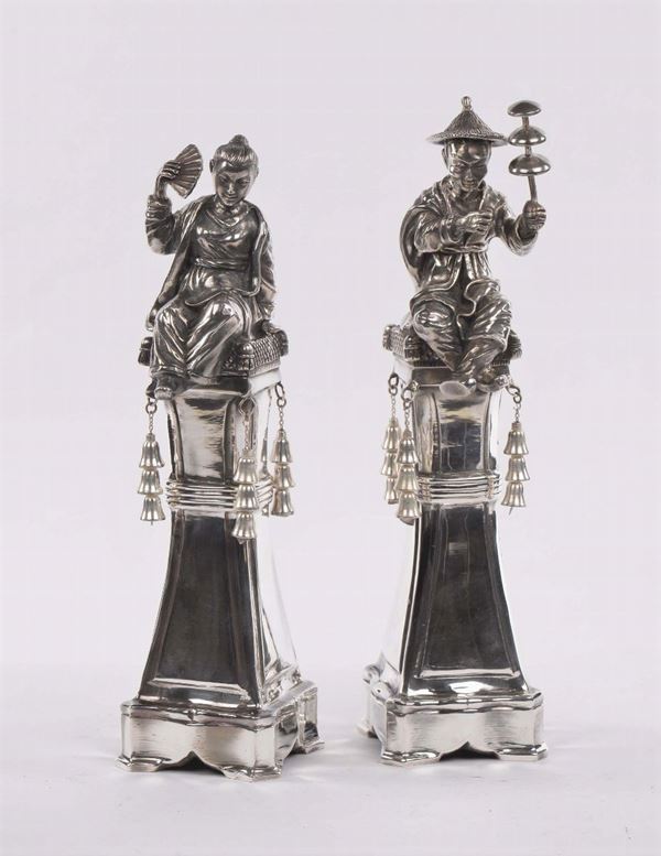 Coppia di figure stilite di orientali seduti in metallo argentato