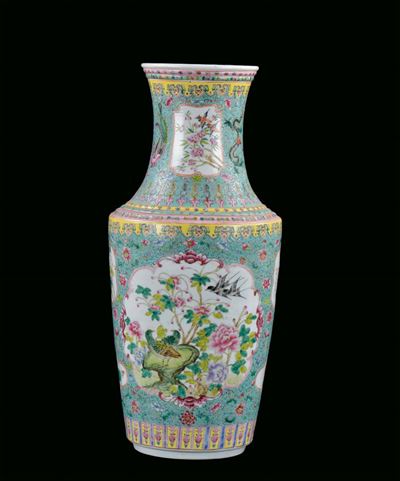 Vaso in Porcellana, Famiglia Rosa con Decorazione Policroma Entro Riserve su Fondo Azzurro, Cina,...