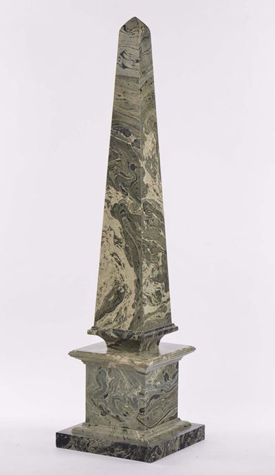 Obelisco in Legno Dipinto a Finto Marmo