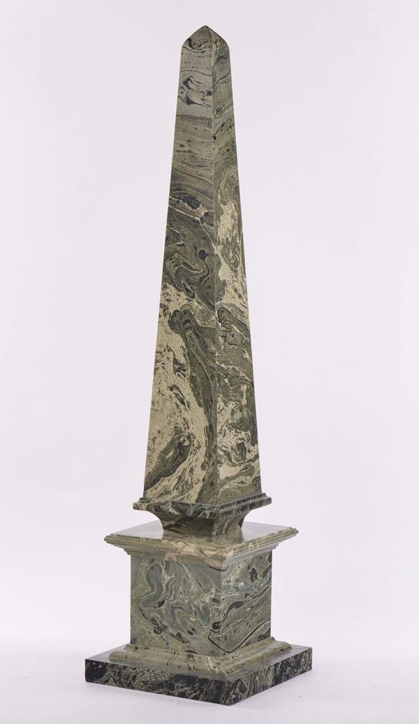 Obelisco in legno dipinto a finto marmo