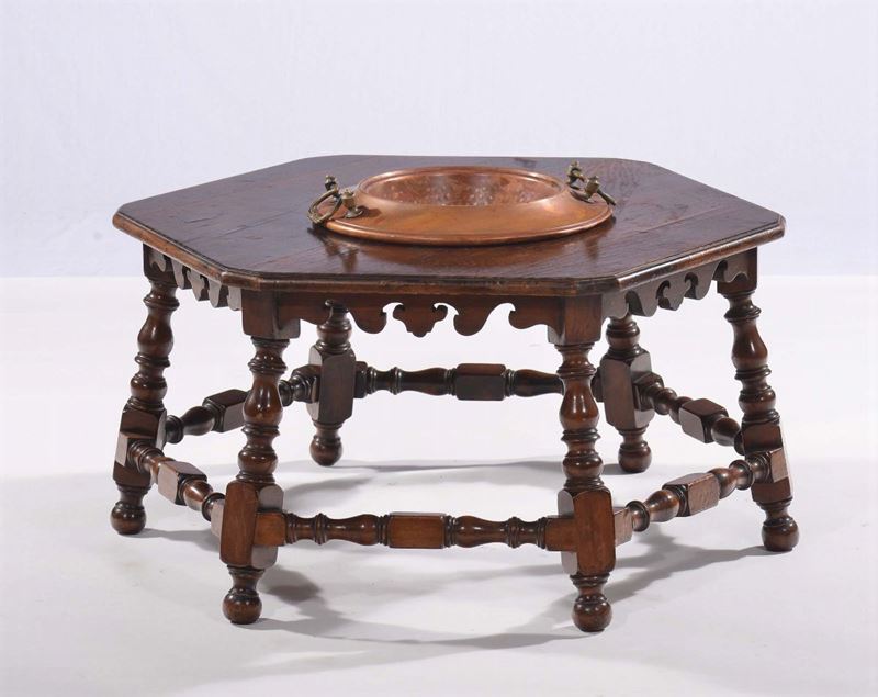 Tavolino esagonale con bracere in rame al centro  - Asta Antiquariato e Dipinti Antichi - Cambi Casa d'Aste