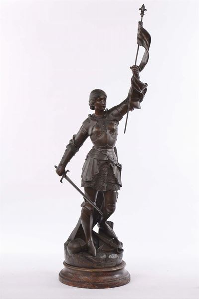 Statua in Antimonio Raffigurante Figura Femminile con Armatura