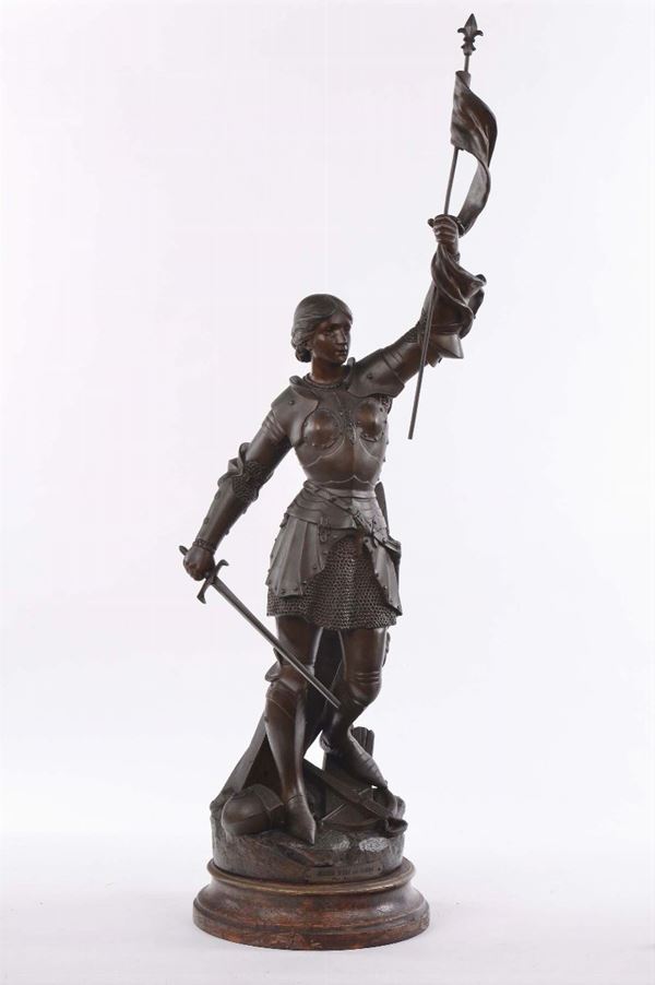 Statua in antimonio raffigurante figura femminile con armatura