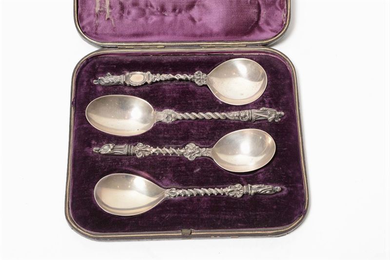 Astuccio contenente quattro cucchiai in argento, Inghilterra XIX secolo  - Asta Arredi dalle dimore degli eredi Ercole Marelli e altre provenienze - Cambi Casa d'Aste
