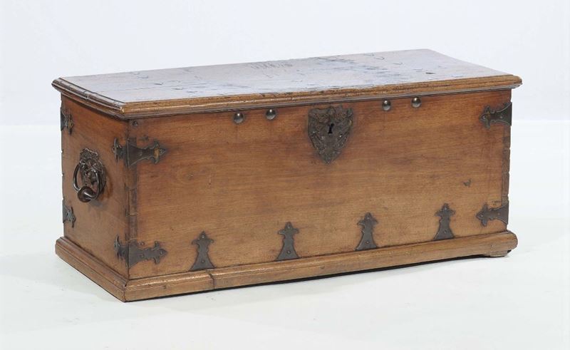 Piccola cassapanca in noce con maniglie in ferro, XVIII secolo  - Auction Antiques and Old Masters - Cambi Casa d'Aste