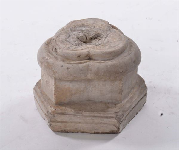 Base trilobata in marmo, XVI secolo