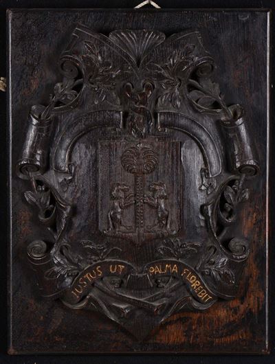 Placca in Legno Intagliato con Stemma