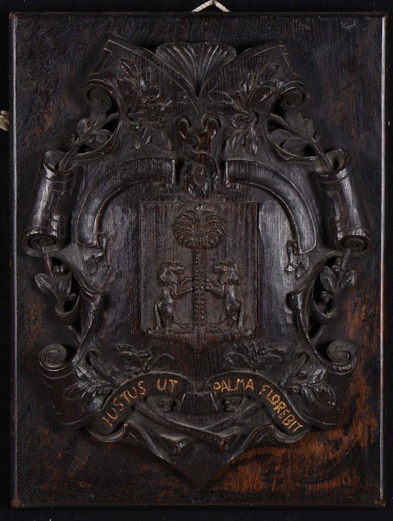 Placca in legno intagliato con stemma  - Asta Antiquariato e Dipinti Antichi - Cambi Casa d'Aste
