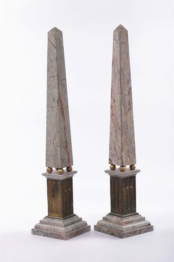 Coppia di obelischi in marmo