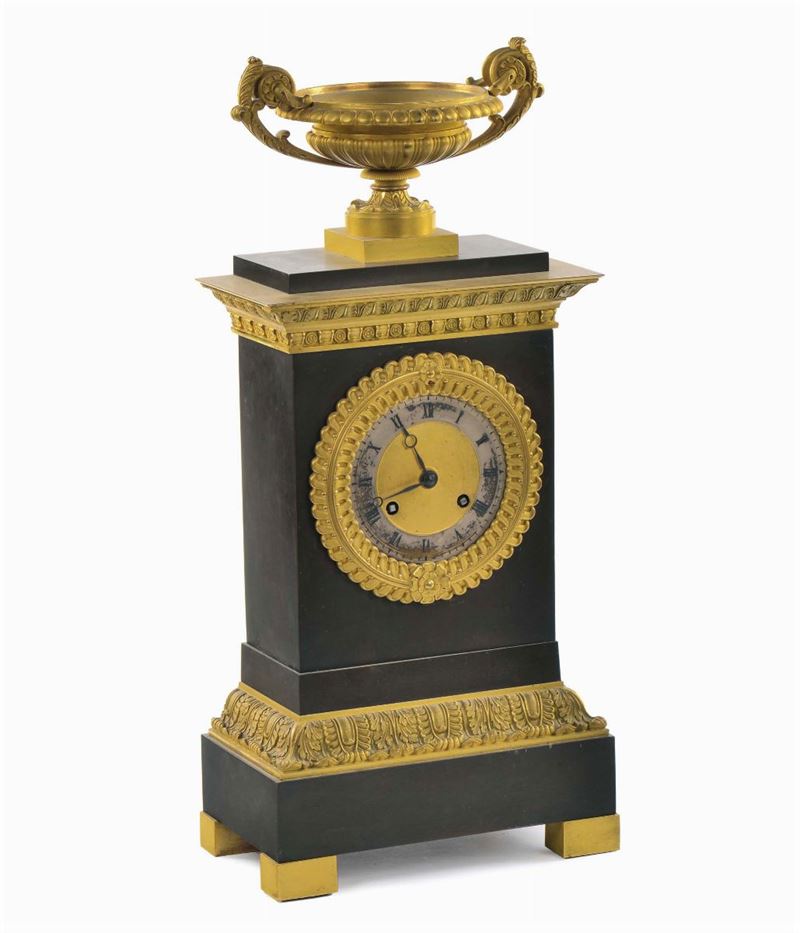 Pendola da tavolo in bronzo brunito e dorato, Francia XIX secolo  - Asta Antiquariato e Dipinti Antichi - Cambi Casa d'Aste