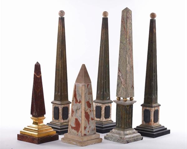 Lotto di sei obelischi in marmo diversi
