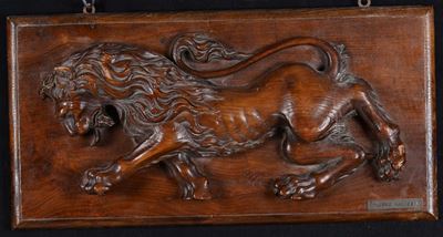 Pannello in Legno Intagliato con Leone