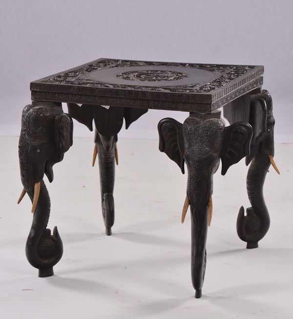 Tavolino orientale con gambe a foggia di teste di elefante