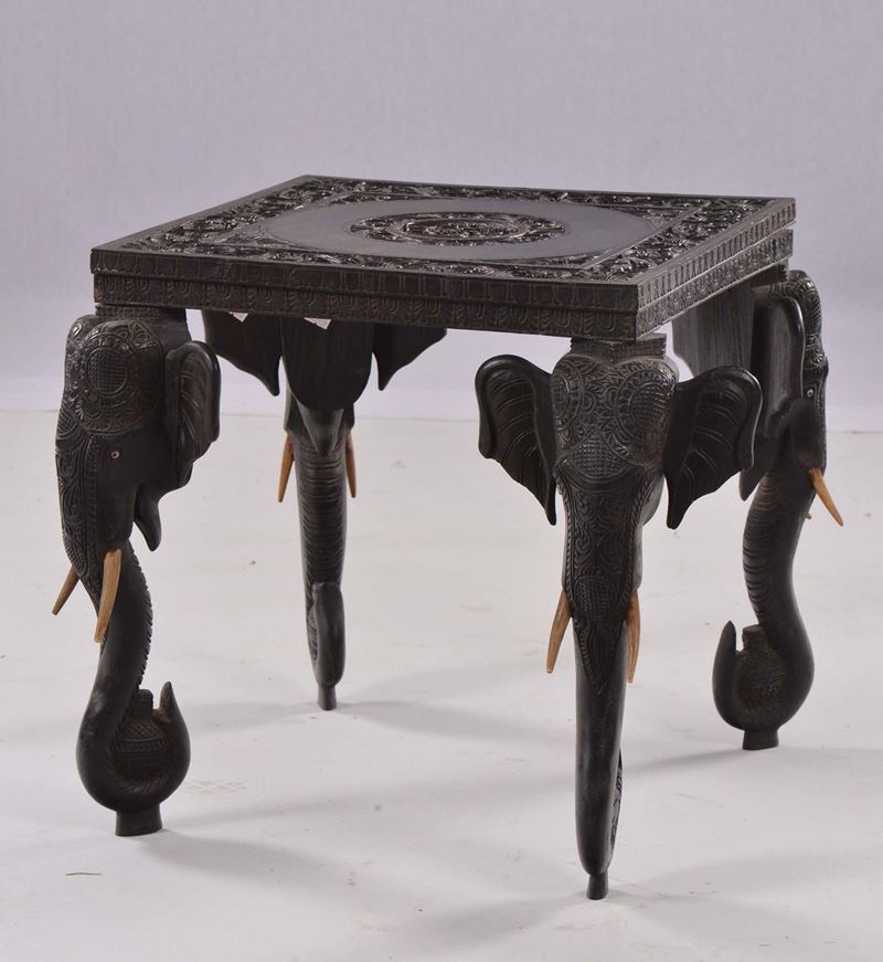 Tavolino orientale con gambe a foggia di teste di elefante  - Auction OnLine Auction 4-2013 - Cambi Casa d'Aste