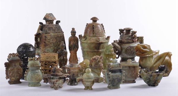 Collezione di diciassette vasi, incensieri e manufatti in pietra dura cinesi di forme ed epoche differenti