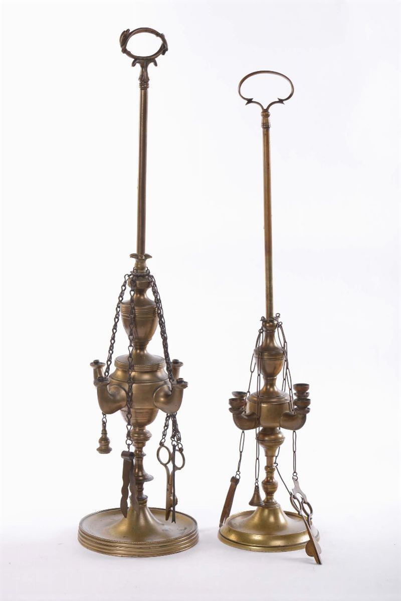 Due lucerne diverse in ottone  - Asta Antiquariato e Dipinti Antichi - Cambi Casa d'Aste