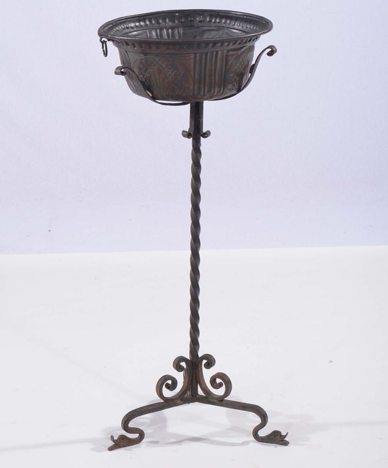 Lotto composto da piatto in ghisa e tripode con bacile in rame  - Asta Antiquariato e Dipinti Antichi - Cambi Casa d'Aste