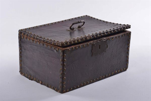 Cofanetto in pelle e borchie