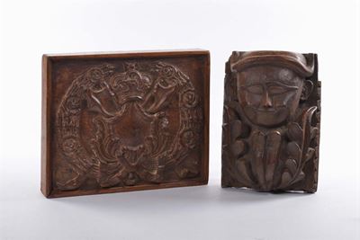 Lotto Composto da Due Elementi Decorativi in Legno Intagliato