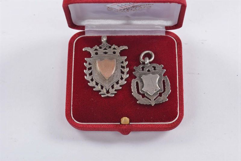 Coppia di medaglie a forma di stemma  - Asta Antiquariato e Dipinti Antichi - Cambi Casa d'Aste