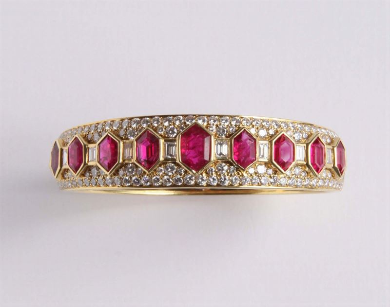 Bulgari, bracciale rigido con rubini e diamanti. Anni '70-'80  - Auction Silvers, Ancient and Contemporary Jewels - Cambi Casa d'Aste