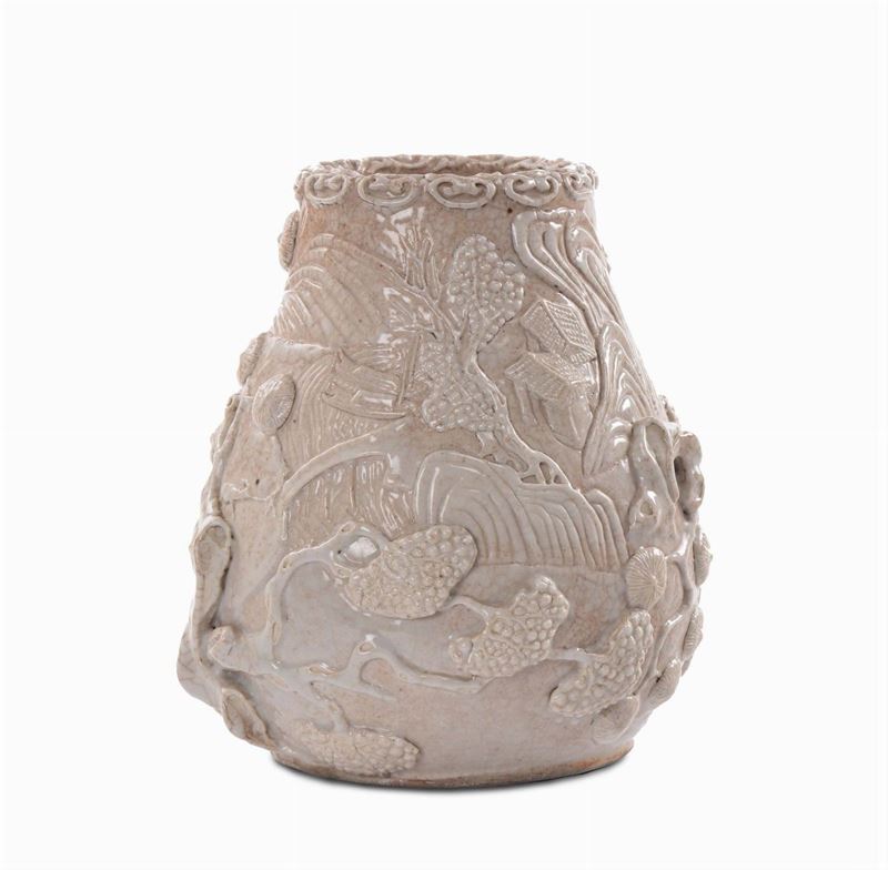 Vaso in porcellana monocroma  con decoro vegetale a rilievo, Cina XIX secolo  - Asta Antiquariato e Dipinti Antichi - II - Cambi Casa d'Aste