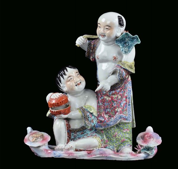 Gruppo con figure di viandanti in porcellana policroma, Cina, Repubblica, XX secolo