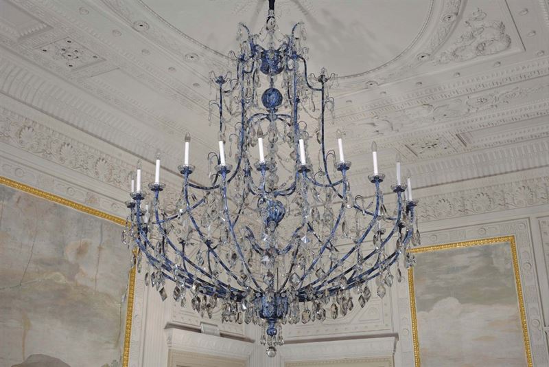 Grande lampadario in metallo e cristalli a ventiquattro luci  - Asta Antiquariato e Dipinti Antichi - Cambi Casa d'Aste
