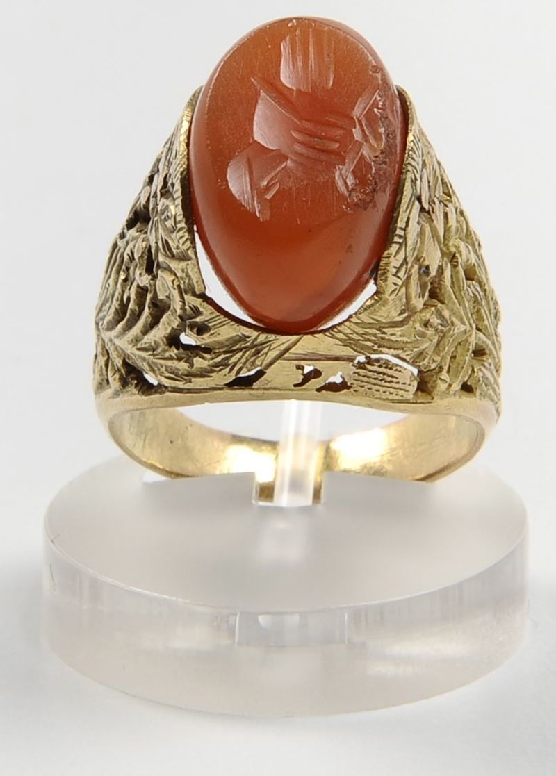 A 18th century carnelian intaglio gold ring. Iran  - Auction Furnishings from the mansions of the Ercole Marelli heirs and other property - Cambi Casa d'Aste