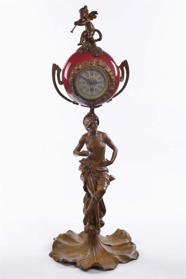 Orologio in antimonio con figura femminile