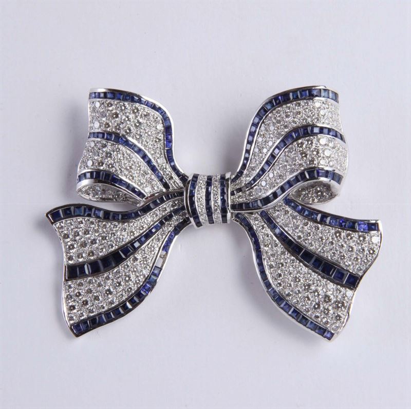 Spilla con zaffiri e diamanti a forma di fiocco  - Asta Argenti e Gioielli Antichi e Contemporanei - Cambi Casa d'Aste