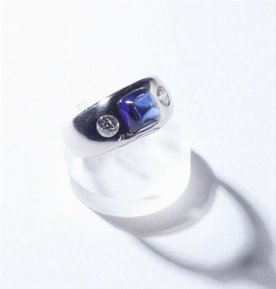 Anello con Due Diamanti e Zaffiro Sintetico