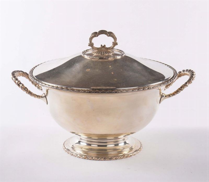 Zuppiera e centrotavola in metallo argentato  - Auction Antiques and Old Masters - Cambi Casa d'Aste