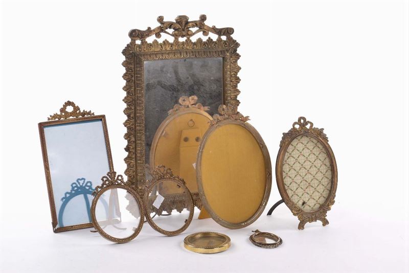 Lotto di cornicette e una specchierina in bronzo  - Auction Antiques and Old Masters - Cambi Casa d'Aste