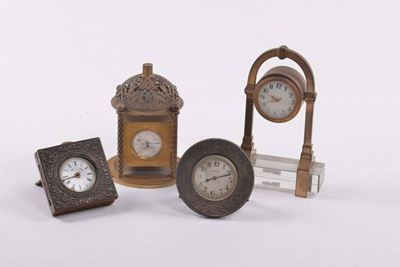 Insieme di Quattro Orologi da Tavolo di Forme e Fatture Diverse