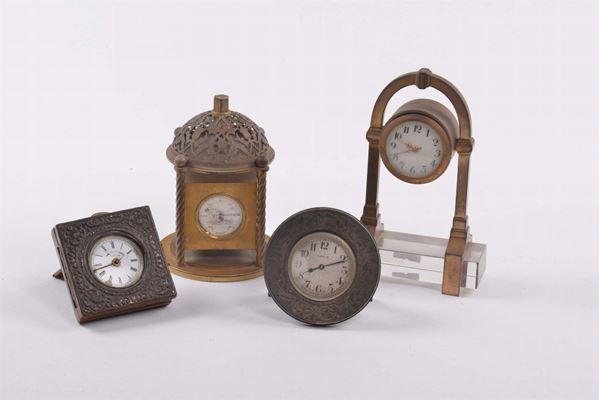 Insieme di quattro orologi da tavolo di forme e fatture diverse