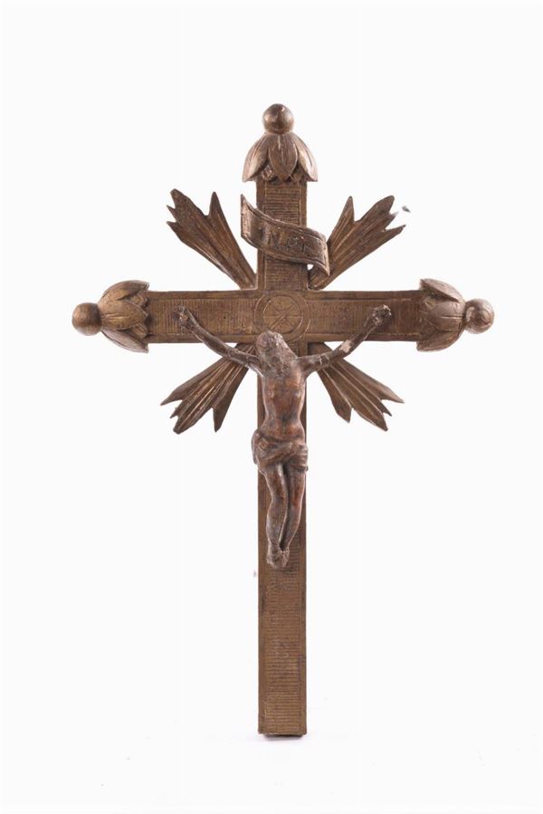 Crocifisso intagliato in legno con croce dorata