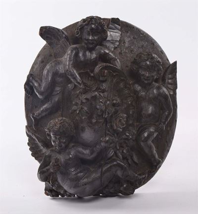 Medaglione Gentilizio Ovale in Legno Intagliato con Putti, XVIII Secolo