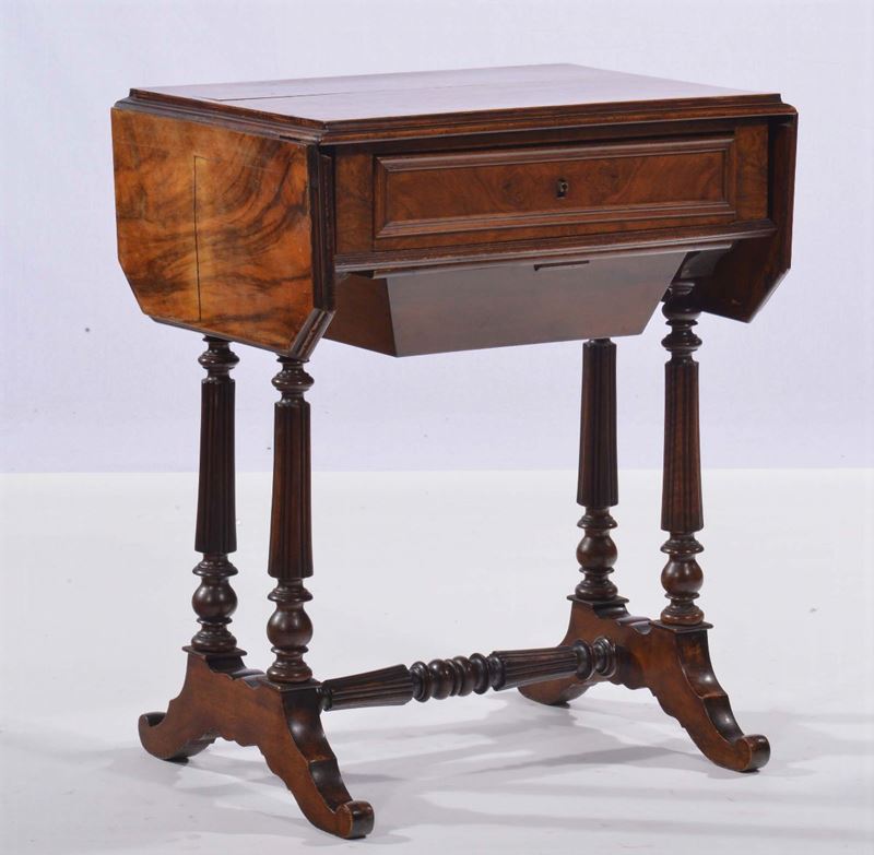 Tavolino da lavoro in noce a bandelle, XIX secolo  - Auction Antique and Old Masters - II - Cambi Casa d'Aste