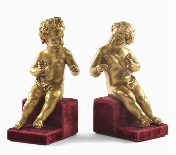 Coppia di putti seduti in bronzo dorato, XIX secolo