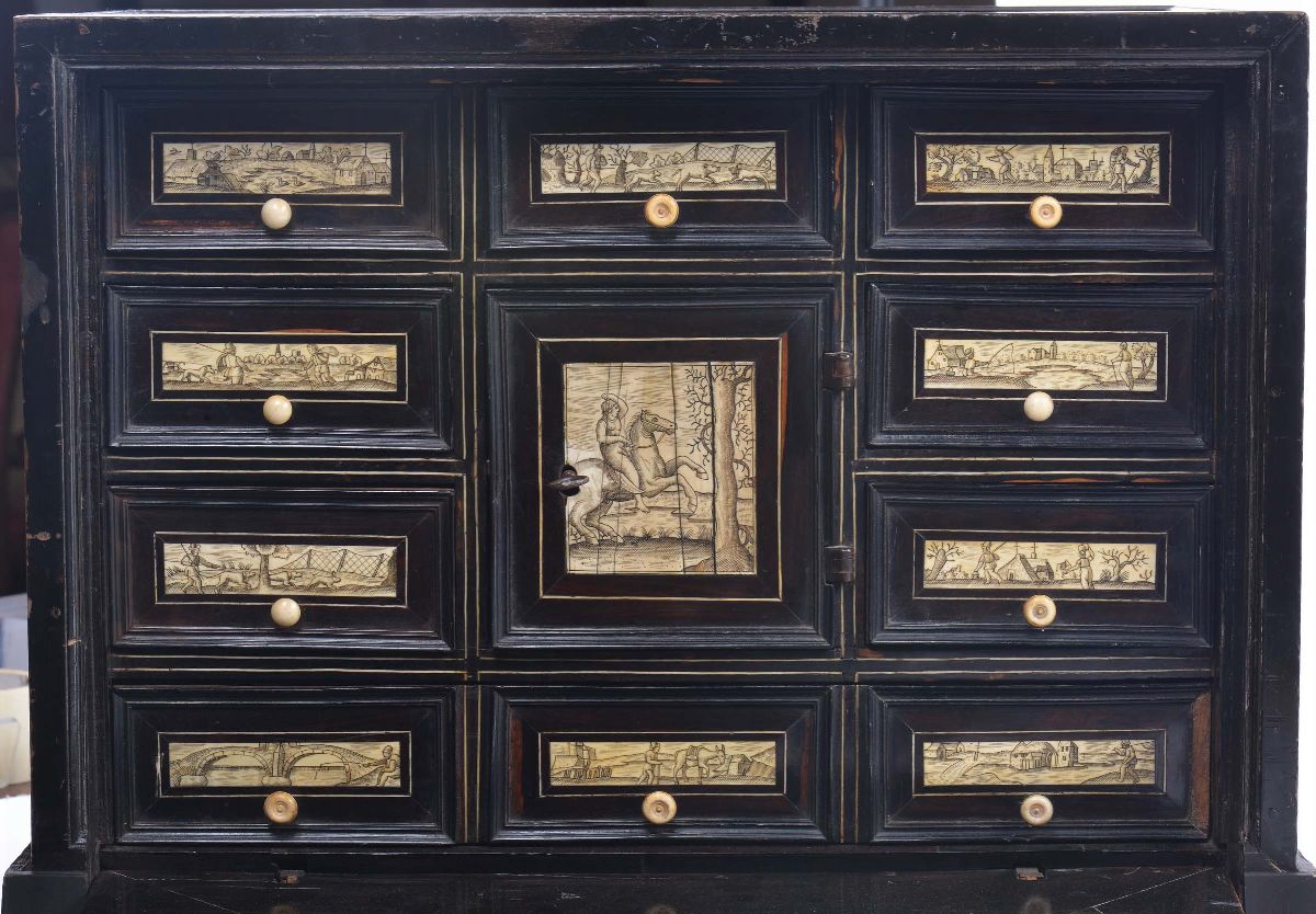Monetiere in Legno Ebanizzato con Intarsi in Avorio, XVIII Secolo