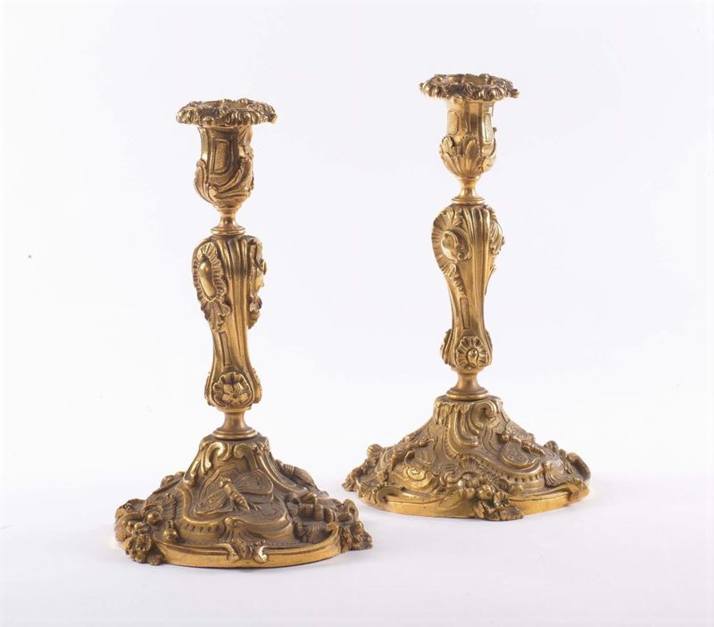Coppia di candelieri in bronzo dorato, XIX secolo  - Asta Antiquariato e Dipinti Antichi - Cambi Casa d'Aste