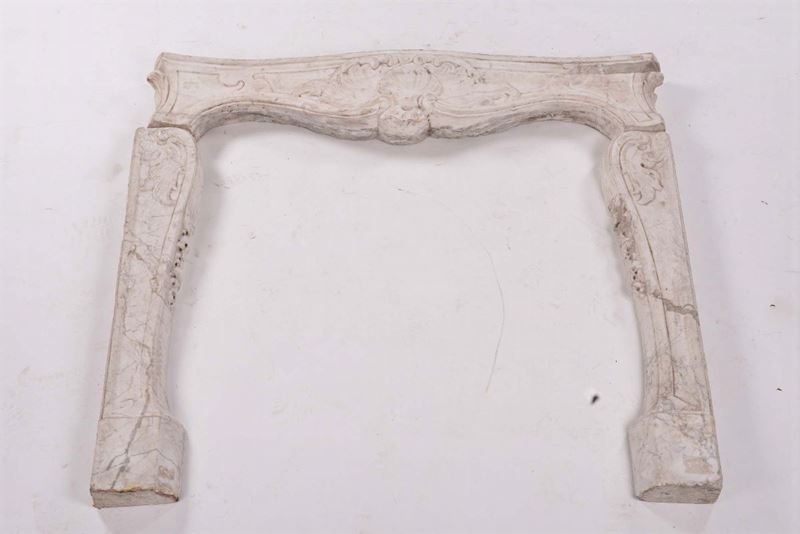 Camino in marmo bianco, XVIII secolo  - Asta Antiquariato e Dipinti Antichi - Cambi Casa d'Aste
