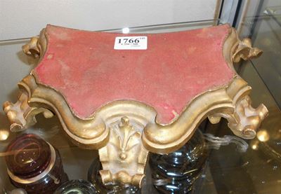 Piccola Basetta in Legno Intagliato e Dorato, XVIII Secolo