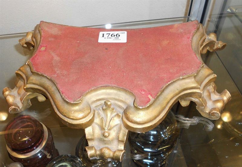 Piccola basetta in legno intagliato e dorato, XVIII secolo  - Asta Antiquariato e Dipinti Antichi - Cambi Casa d'Aste