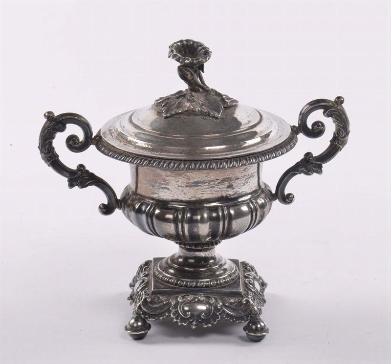 Zuccheriera in argento sbalzato  - Auction Antiques and Old Masters - Cambi Casa d'Aste