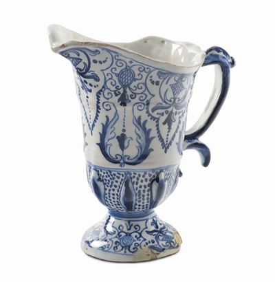 Versatoio in Maiolica Ad Elmo con Decoro alla Berain, Marca Lanterna, Savona XVIII Secolo