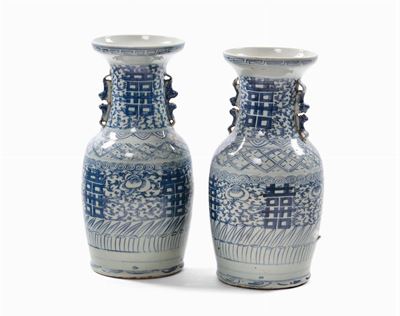 Coppia di Vasi in Porcellana a Decoro Bianco e Blu, Cina XIX Secolo
